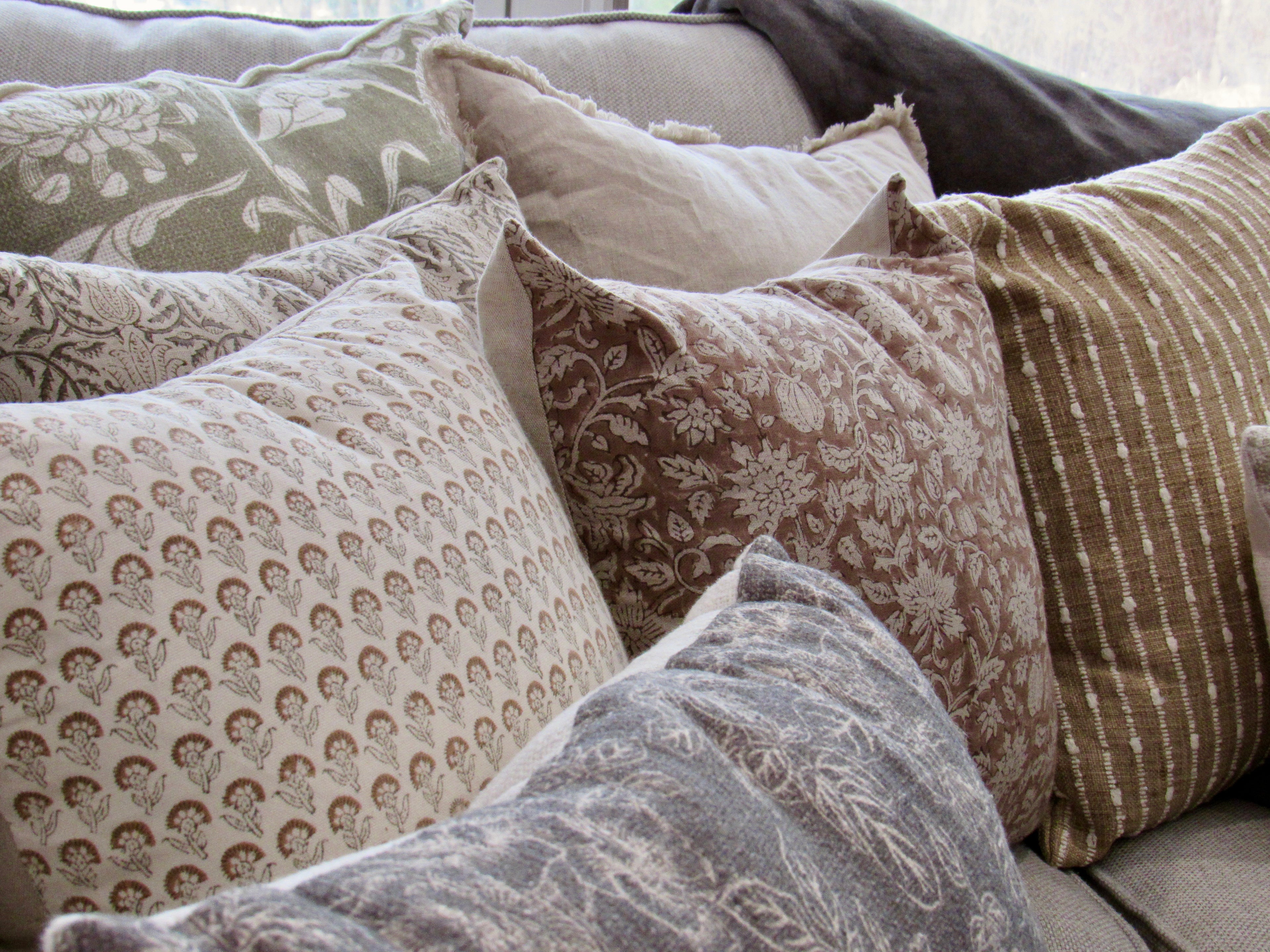 PILLOWS & THROWS